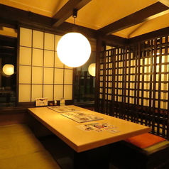 掘りごたつのテーブル席。仕切りがあるのでゆっくりくつろぎながらお食事をお楽しみいただけます。