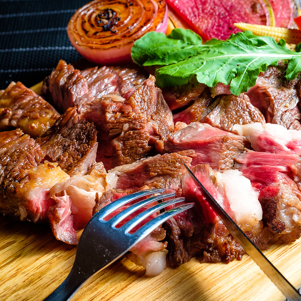 厳選された神戸牛ステーキは食べ応えがありメインやお酒のお供としてもオススメ。