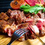 厳選された神戸牛ステーキは食べ応えがありメインやお酒のお供としてもオススメ。