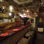 遊び心が詰まったお洒落な店内。常連客に人気のカウンター席は、心と胃袋を満たしてくれる特等席