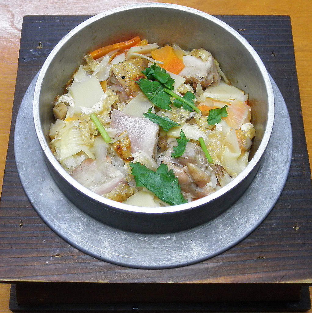 本格直火炊き釜めし！とり五目やあさりとホタテのバター釜めしなど幅広くご用意！