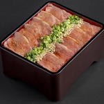 ランチにはお肉たっぷりの“お重”がおすすめ！カルビステーキ・ねぎ塩牛タンなどを楽しめます♪