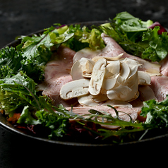 自家製ロースハムとマッシュルームのサラダ、シェリービネガードレッシング