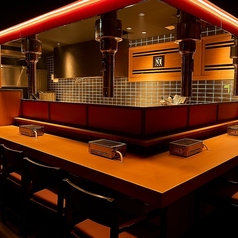 【カウンター】スタイリッシュなカウンター席は全部で8席。お一人様でも気兼ねなくリラックスできるお席です☆厨房でのライブ感や、時には店主との会話も♪当店を満喫できる特等席です◎