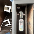 都町ファミリーマート向かいのお肉料理わだひこさんの登り階段横にある細い入口です。※看板等一切ございません。通り過ぎにご注意下さい