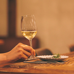 バスク名物「チャコリ」や世界各国のワインをハーフグラスから楽しめます