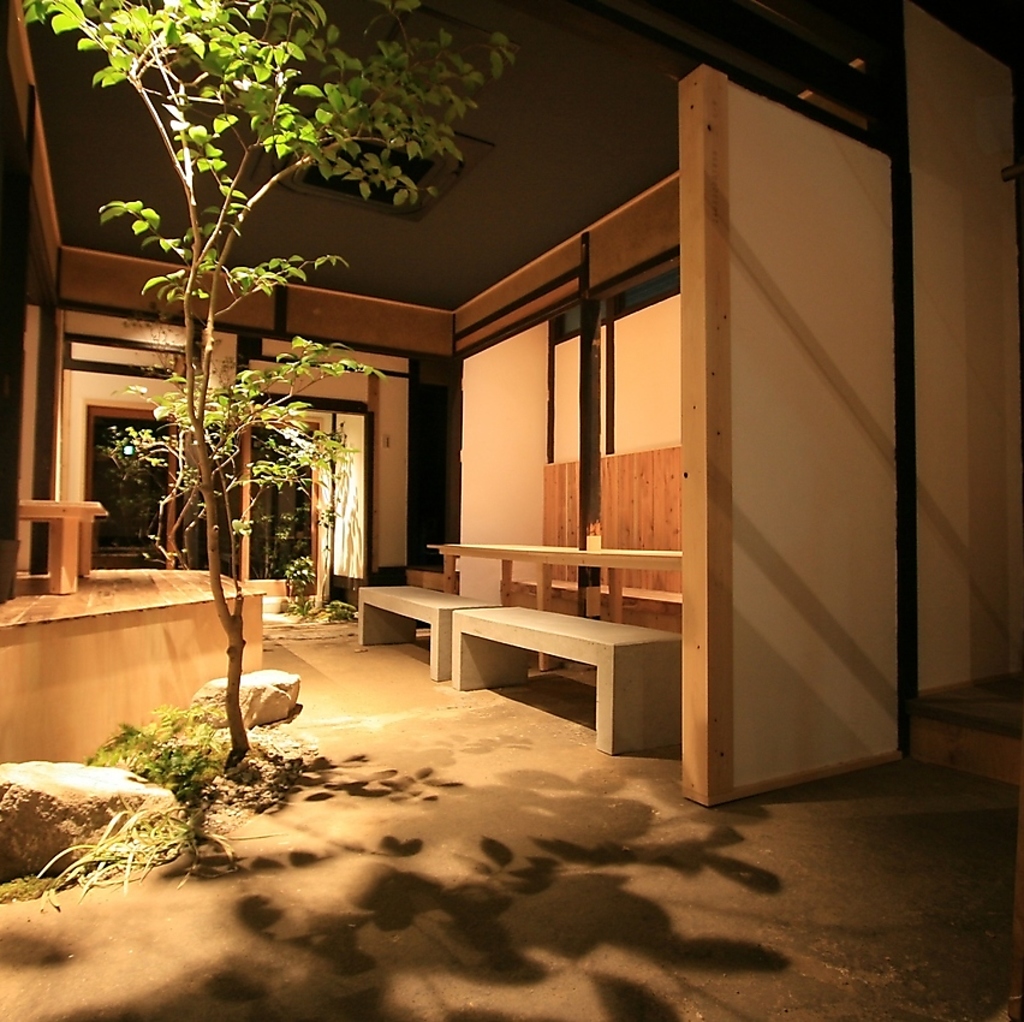 庭屋がプロデュースした、店内に本物の樹木や草木が生い茂る贅沢空間で絶品イタリアンをご堪能下さい