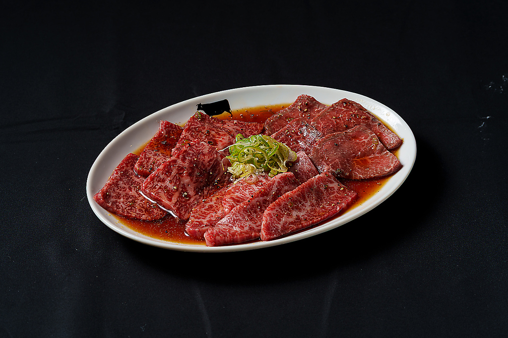 きめ細かい肉質で柔らかく、濃厚な味わいと甘みのある脂が魅力の「常陸牛」を使った盛り合わせは絶品