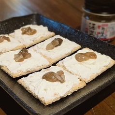 ◆ 酒盗とクリームチーズのクラッカー / Crackers with Cream Cheese & Shuto