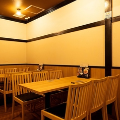 間接照明が優しく灯る、和モダンな店内はお勤め先でのちょっとした宴会や飲み会など様々なシーンに最適です。カジュアルで賑やかな空間でごゆっくりとお過ごしください。