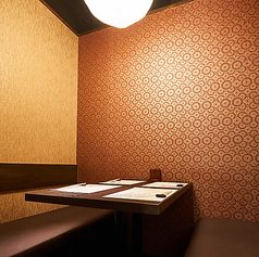 心がほっと安らぐような落ち着いた印象の半個室席。当店自慢の海鮮や日本酒を、親しい方々とご堪能くださいませ。