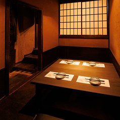 足をゆったり伸ばせる掘りごたつ個室！周囲を気にせず宴会が楽しめます！障子越しのやわらかな光が雰囲気を演出し、まるで隠れ家のような落ち着き！心安らぐひとときをぜひ当店でお過ごしください！※準備中の為、写真は系列店イメージです。