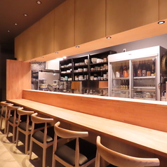 お1人でしっぽり飲みたい方やデートにも最適なカウンター席。お一人様でも気軽に立ち寄れる居心地の良さが魅力です。お酒やこだわりの料理を味わいながらゆったりとした時間をお過ごしください。デートやちょっとした一杯にもおすすめです。