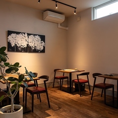 シンプルな木製テーブルと快適な椅子が揃い、友人や家族とのくつろぎのひとときをお過ごしいただけます。落ち着いた色合いのインテリアが、心地よい食事の時間をより特別なものにしてくれます。