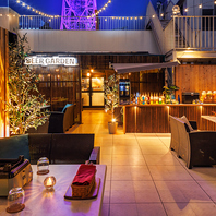 都会の夜空の下で楽しむこだわりのビアガーデン