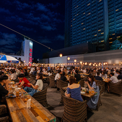 4名様向けのテラス席は友人同士の飲み会や女子会に人気。BBQグリルを囲みながら食べ放題や飲み放題を楽しめるため、気軽な集まりにも最適です。屋根付きエリアもあり、天候を気にせず利用できるのも魅力となっています。