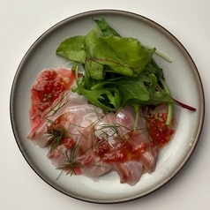 鮮魚のカルパッチョ 木苺のヴィネグレットソース