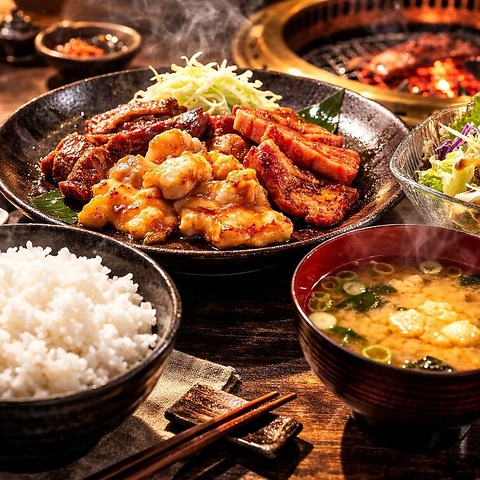 岡山で炭火焼肉を満喫。香ばしい肉と落ち着く空間で家族や仲間と過ごせます。