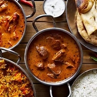 自慢のカレーや一品料理、本場の味を豊富にご用意