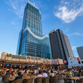 6名様向けのテラス席。ゆとりのある配置で会話もしやすく、会社帰りの宴会や食事会に人気です。新宿歌舞伎町の景色を眺めながら、シュラスコやBBQ食べ放題を存分にお楽しみいただけます。