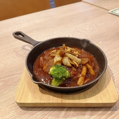 H)季節の新メニューの【きのこ煮込みハンバーグ】