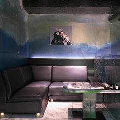 ゆったり寛げるソファー席をご用意！リラックスした環境の中でシーシャがお楽しみいただけます。