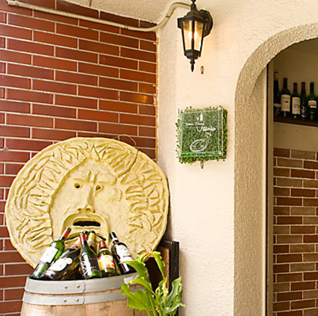 宿場町通りを進んだ左手の真実の口が目印。階段を登ればそこは白と青を基調とした落ち着いた空間…