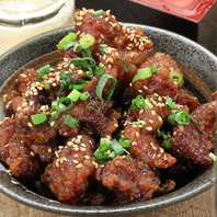 外はカリッと香ばしく、中はジューシーなもつ唐揚げ♪