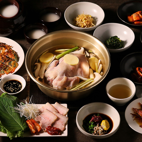 中崎町高架下のお洒落な空間で本格韓国鍋！極上スープに心も体も温まります。