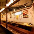 【屋台気分を楽しめる♪】九州博多の風物詩“中洲の屋台村”の雰囲気と名物料理が楽しめる大衆居酒屋！提灯の灯りに包まれながら、仲間ともつ鍋を囲むもよし。特選馬刺しなど一品料理に舌鼓を打つもよし。飲み放題付宴会コースで大人数の打ち上げなどさまざま楽しみ方をご提供！
