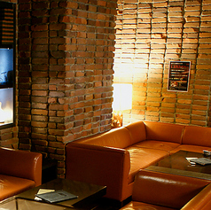 《複数人で過ごせるゆったりソファ席》皮張りソファがゆったりと贅沢な時間を過ごさせてくれます。事前のご予約で団体様最大18名ご利用可能な席となっております。