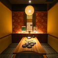 【3~6名様用 テーブル個室】ウッドテイストを基調とし、暖色照明が灯す店内は神戸に居ながらも都会の喧騒を忘れてゆっくりとお食事を堪能頂ける空間を演出しております。大事な顧客との接待や誕生日会・女子会・顔合わせや歓送迎会などプライベートな利用シーンにご利用下さい。