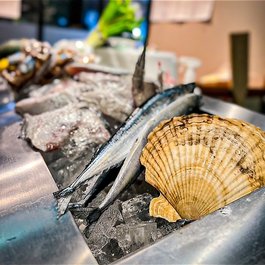 新鮮な海鮮を前に炉端焼きを楽しめるカウンターはデート等にお勧めです。