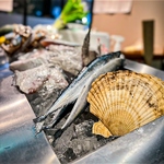 新鮮な海鮮を前に炉端焼きを楽しめるカウンターはデート等にお勧めです。