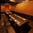 大人数での宴会にピッタリな、ゆったり広々とした掘りごたつ個室！木の温もり感じる内装と、温かみのある照明が居心地の良さ抜群！足を伸ばしてくつろげるので、長時間の飲み会でも快適に過ごせます！※準備中の為、写真は系列店イメージです。