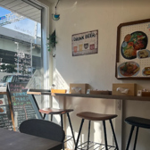 カウンター席もあるオシャレな空間で、食事とドリンクのペアリングをぜひ体験してください！ダイニングバーならではの落ち着いた雰囲気で、特別な時間をお楽しみいただけます！