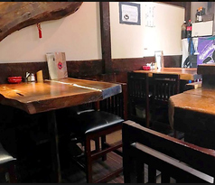 落ち着いた雰囲気のテーブル席。木の温もりを感じるテーブルで、ゆったりと食事を楽しめます