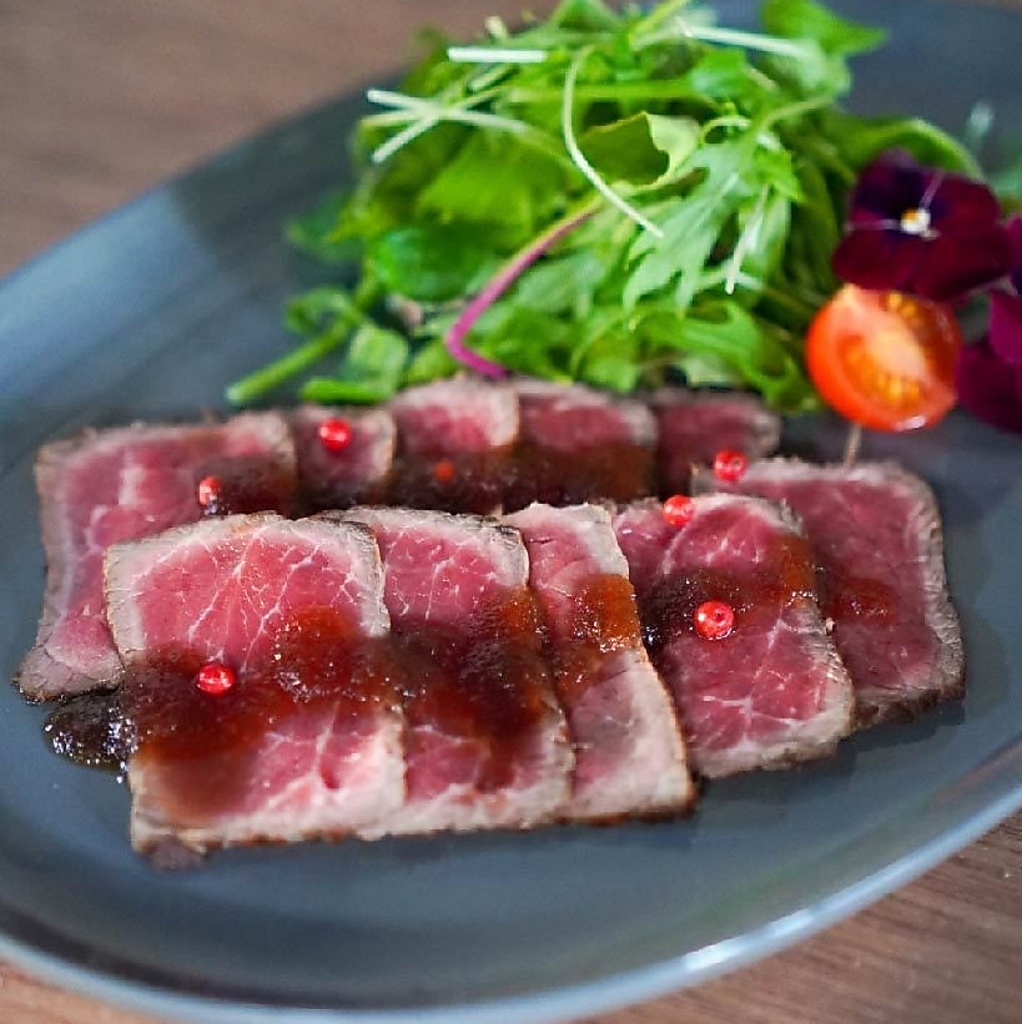 「自家製ローストビーフ」は当店にお越しいただいた際には是非お召し上がりいただきたいメニューです