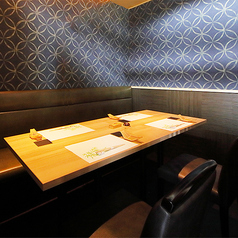 完全個室の店内は大人の隠れ家空間。接待やご会食など大切なお集まりの際に是非ご利用ください。有名店出身大将が握る極上鮨に舌鼓…。