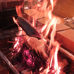 当店では、白炭を使用することで強い火力を維持したまま燃えるように調整しております。