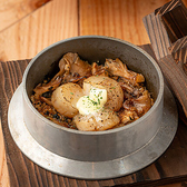 特に一串一口サイズの「おまかせ7串」と、窯の中に炭を入れ香り付けした「但馬どりの炭香る鶏五目釜飯」がおすすめです◎