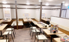 ワンフロアの広いお店で、4人掛けのテーブル席をご用意しております。片側がソファーになっておりますので、居心地が良いです。消毒液の設置、定時消毒、間隔を開けたお席のご案内にも十分配慮し、営業しております。 