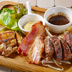 鉄板焼きお肉盛り合わせ