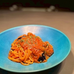 麺はモチモチ生パスタ使用！旨味たっぷりのトマトソース