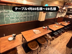 木の椅子やテーブルを配したお洒落な店内は、落ち着いた雰囲気でくつろげる空間です。友人との集まりや、特別なイベントなど、さまざまなシーンにぴったり。食事を楽しみながら、心地よい時間を過ごせること間違いなし。ぜひこの素敵な場所で、大切な人たちとの思い出作りをお手伝いします。