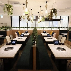 【フロア貸切：20～60名様】団体様歓迎！会社宴会や同窓会、懇親会に◎当店では、20～60名様でのフロア貸切も承っております。中央にあるドリンクバーを境に、奥側を貸切ると最大60名様までのご宴会が可能。会社宴会や同窓会、懇親会、パーティーに、厳選された極上の焼肉はいかがでしょうか？
