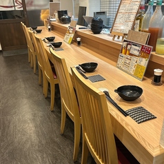 大人気のカウンター席臨場感溢れるオープンキッチン店主との何気ない会話も魅力です