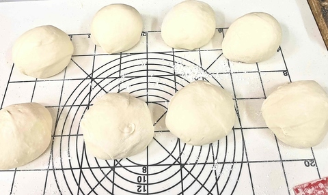 ２日熟成させた手作りの生地でピザを提供しています