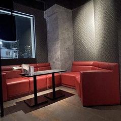 情熱の赤が夜を盛り上げます。6名様ソファー席。