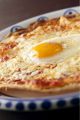 料理メニュー写真 卵とろ～りカルボナーラ風ピザ